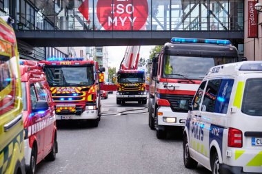 Joensuu, Finlandiya - 8 Eylül 2019: Alışveriş merkezi yakınlarındaki itfaiye ve polis arabası.