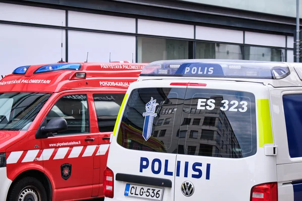 Joensuu, Finlandiya - 8 Eylül 2019: Alışveriş merkezi yakınlarındaki itfaiye arabası ve polis arabası.