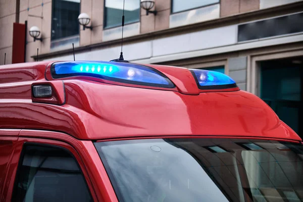 Samochód Strażacki Niebieskim Światłem Ulicy — Zdjęcie stockowe