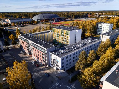 Joensuu, Finlandiya - 25 Eylül 2019: Joensuu, Finlandiya 'daki modern öğrenci apartmanlarının havadan görüşü. Arka plandaki stadyum Areena.