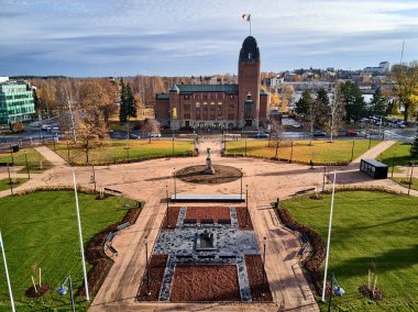 Joensuu, Finlandiya - 25 Ekim 2019: Joensuu şehir merkezinde Özgürlük Parkı 'nın (Vapaudenpuisto) havadan görüşü.