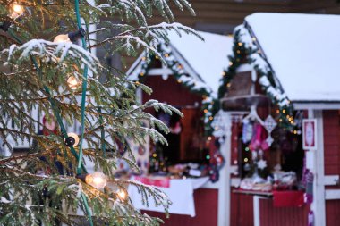 Noel pazarının mavi arka planında Noel ağacı.