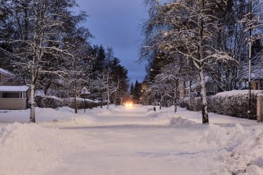 Kışın şehir caddesi, karla kaplı ağaçlar, Joensuu, Finlandiya.