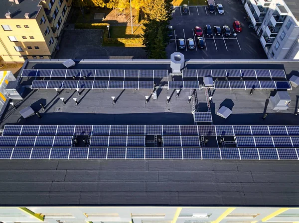 Vue Aérienne Des Panneaux Solaires Sur Toit Bâtiment — Photo