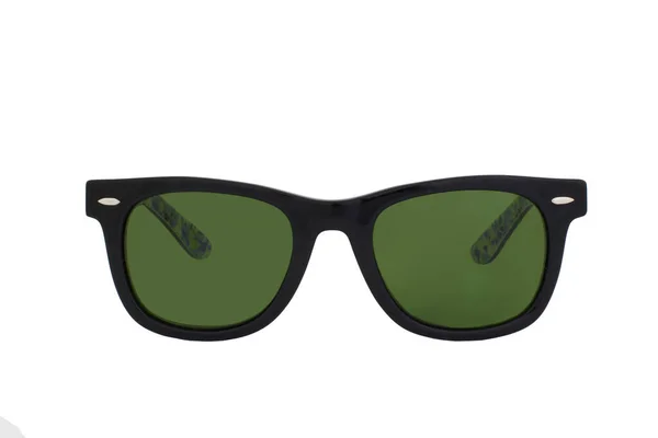 白を背景に隔離された緑のレンズと黒のサングラス — ストック写真