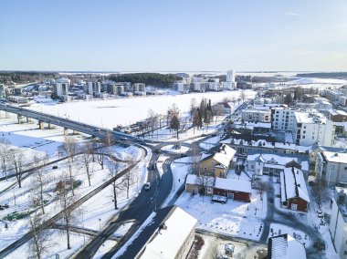 Joensuu 'nun hava manzarası, güneşli kış gününde Pielisjoki nehri..