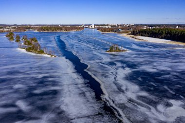 Joensuu şehrinin yakınlarındaki Pielisjoki nehrinin hava manzarası. İlkbaharda buzla kaplı nehir.