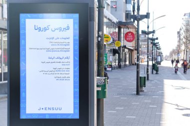 Joensuu, Finlandiya - 22 Mart 2020: COVID-19 salgını hakkında sokak ekranında bilgi