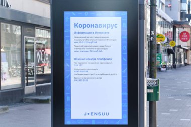 Joensuu, Finlandiya - 22 Mart 2020: COVID-19 salgını hakkında sokak ekranında bilgi