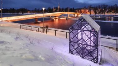 Joensuu, Finlandiya - 1 Aralık 2019: Pielisjoki nehri ve modern yaya köprüsü üzerinde 