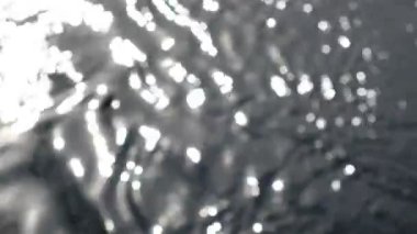 Bulanık güneş nehirde ya da göl suyunda parlar. Hızlı nehir akışı.