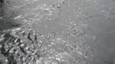 Nehirde ya da göl suyunda güneş parlar. Hızlı nehir akışı.