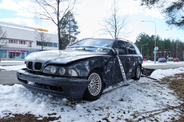 Joensuu, Finlandiya - 4 Nisan 2020: Kazadan sonra zarar gören siyah araba. Hasarlı eski BMW