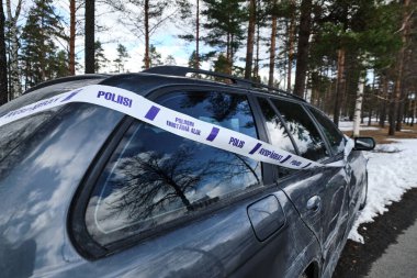 Joensuu, Finlandiya - 4 Nisan 2020: Kazadan sonra zarar gören siyah araba. Hasarlı eski BMW