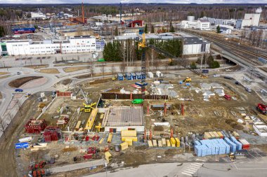 Joensuu, Finlandiya - 15 Nisan 2020: Demiryolu istasyonundaki çok katlı otoparkın havadan görünüşü.