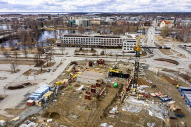 Joensuu, Finlandiya - 15 Nisan 2020: Demiryolu istasyonundaki çok katlı otoparkın havadan görünüşü.