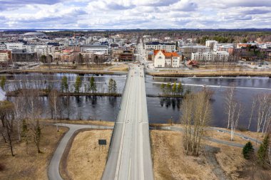 Pielisjoki nehrinin üzerindeki Sirkkala Köprüsü. Bahar şehri manzarası. Joensuu, Finlandiya 'nın havadan görünüşü.