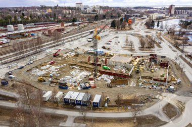 Joensuu, Finlandiya - 15 Nisan 2020: Demiryolu istasyonundaki çok katlı otoparkın havadan görünüşü.