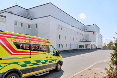 Joensuu, Finlandiya - 19 Nisan 2020: Ambulans aracı Kuzey Karelya Merkez Hastanesi acil servislerine ulaştı.