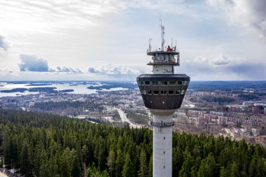 Kuopio, Finlandiya - 28 Nisan 2020: Puijo kulesinin havadan görünüşü.