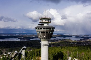 Kuopio, Finlandiya - 28 Nisan 2020: Puijo kulesinin havadan görünüşü.