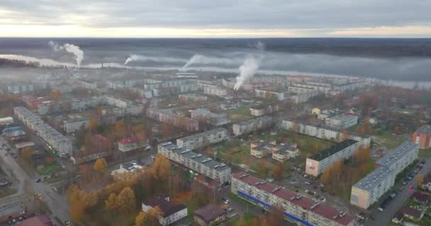 Vista Aérea Pequeña Ciudad Rusa Lodeynoe Polo Otoño Paisaje Urbano — Vídeos de Stock