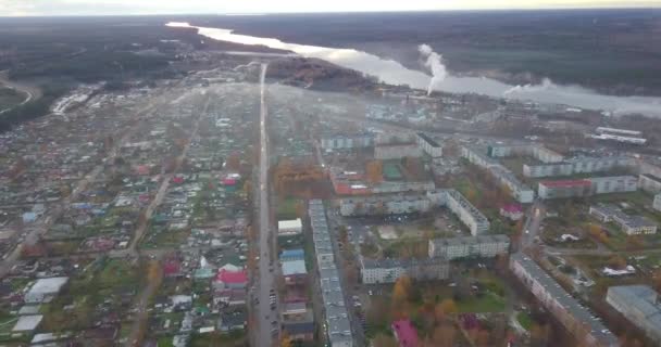 秋に小さなロシアの町Lodeynoeポールの空中ビュー 秋の街並み 町の上の煙 — ストック動画