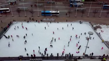 Helsinki, Finlandiya - 24 Aralık 2017: Şehir merkezindeki Demiryolu Meydanı 'ndaki buz pateni pisti.