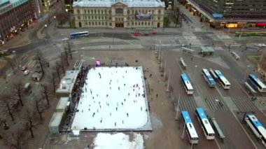 Helsinki, Finlandiya - 24 Aralık 2017: Şehir merkezindeki Demiryolu Meydanı 'ndaki buz pateni pisti.