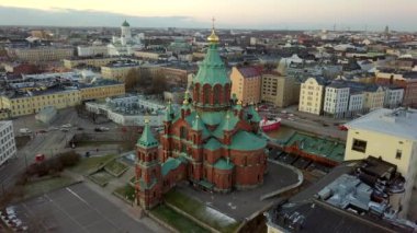 Helsinki, Finlandiya 'daki Uspenski Katedrali' nin havadan görünüşü.