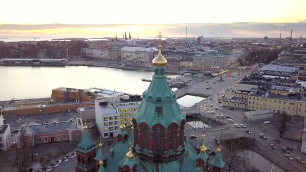 フィンランド ヘルシンキのウスペンスキー大聖堂の尖塔の空中ビュー — ストック動画