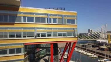 Helsinki, Finlandiya - 14 Haziran 2018: Helsinki 'deki modern renkli binaların havadan görünüşü. Kamera binanın üstünde, binanın arkasında açık kanalı görüyor Ruoholahti ve köprüyü..