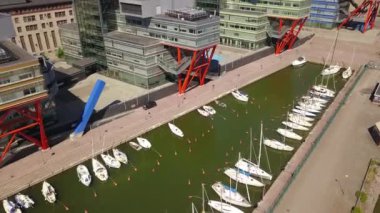 Helsinki, Finlandiya - 14 Haziran 2018: Modern binaların ve suyun havadan görünüşü. Yat limanına yakın binalar..