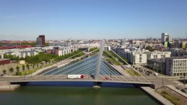 Helsinki, Finlandiya - 14 Haziran 2018: Ruoholahti kanalı ve Helsinki 'deki köprü manzarası.