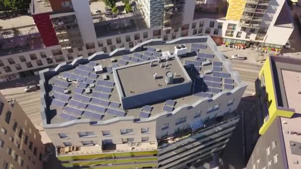 Αεροφωτογραφία Της Οροφής Του Σπιτιού Ηλιακούς Συλλέκτες — Αρχείο Βίντεο