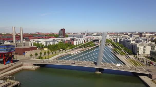 Helsinki Finlandia Junio 2018 Vista Del Canal Ruoholahti Puente Sobre — Vídeos de Stock