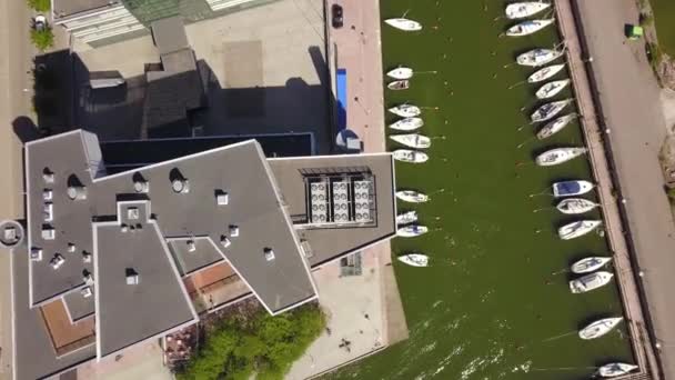 近代的な建物と水の屋根の空中ビュー マリーナの近くのビル フィンランドのヘルシンキ カメラは建物の屋根の上を回転します — ストック動画