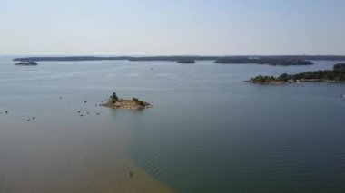 Helsinki yakınlarındaki Baltık Denizi 'ndeki adaların havadan görünüşü. Finlandiya 'nın doğası