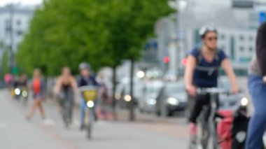 Bisikletçiler bisiklet yolunda, yol trafiğinde