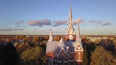 Joensuu Kilisesi 'nin sonbaharda havadan görünüşü, Finlandiya.