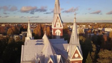 Joensuu Kilisesi 'nin sonbaharda havadan görünüşü, Finlandiya.
