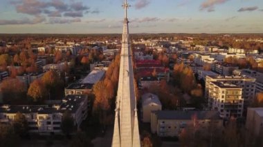 Joensuu Kilisesi 'nin sonbaharda havadan görünüşü, Finlandiya.