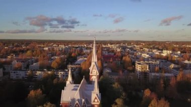 Joensuu Kilisesi 'nin sonbaharda havadan görünüşü, Finlandiya.