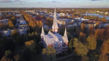 Joensuu Kilisesi 'nin sonbaharda havadan görünüşü, Finlandiya.