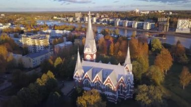 Joensuu Kilisesi 'nin sonbaharda havadan görünüşü, Finlandiya.