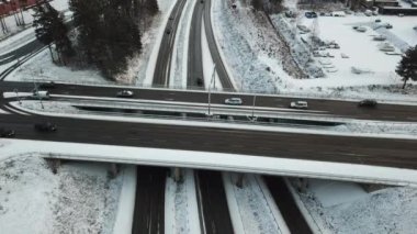 Karlı bir kış gününde trafiği az olan bir otoyolun havadan görünüşü