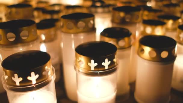 묘지에 촛불이 — 비디오