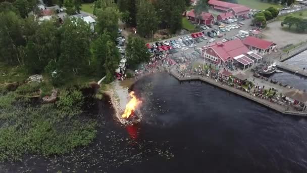 2019年7月6日 芬兰约阿苏 仲夏篝火的空中视图 芬兰传统庆祝活动Juhannus — 图库视频影像