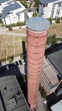 Eski bir fabrikanın hava manzarası. Boru kapalı ve kullanılmıyor. Fabrikanın inşaatı öğrenciler için yeniden inşa edildi..