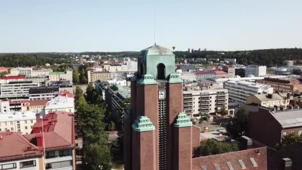 フィンランド ラハティ市役所の塔の空中写真 — ストック動画